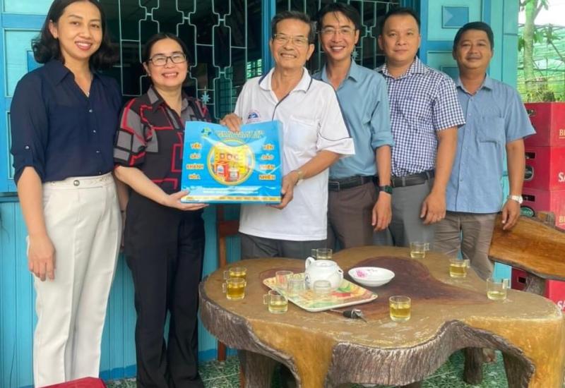 Hình ảnh thăm hỏi và tặng quà