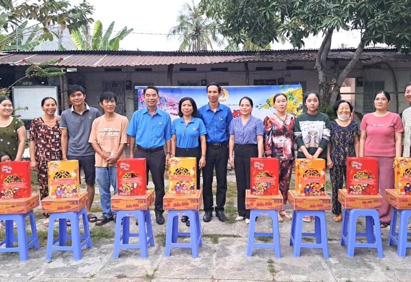 Hỉnh ảnh trao quà